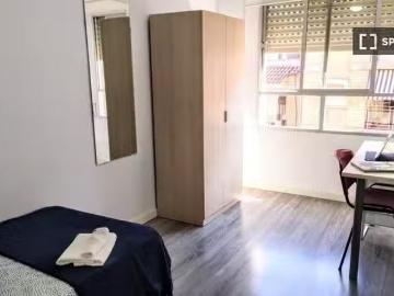 Nuevo Se alquila habitación en piso de 6 habitaciones en Burja.