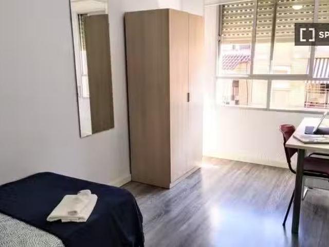¡Oferta! Se alquila habitación en piso de 6 habitaciones en Bu.