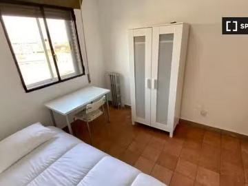 Bonito Se alquila habitación en piso de 6 habitaciones en Madrid