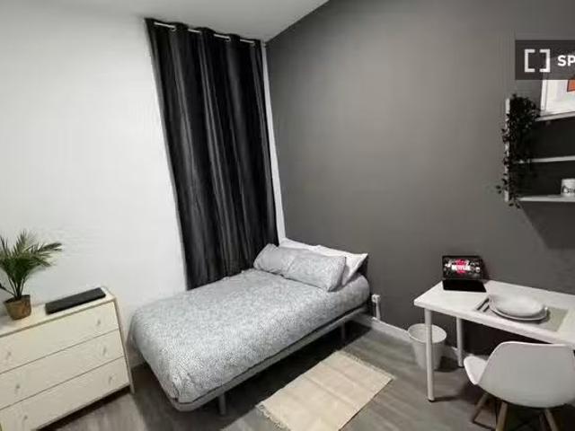 Encantador Se alquila habitación en piso de 6 habitaciones en.