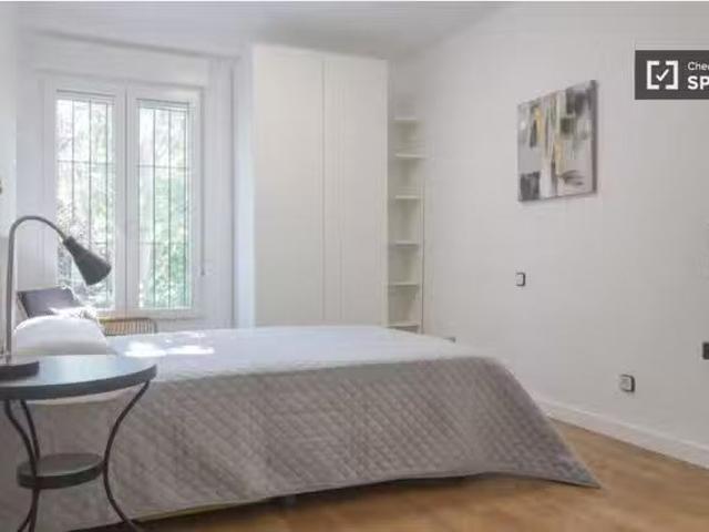 Único Se alquila habitación en piso de 8 dormitorios en Madrid.