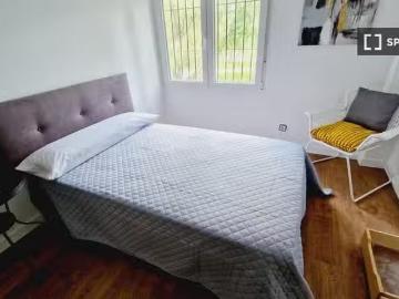 ¡Oferta! Se alquila habitación en piso de 8 dormitorios en Mad.