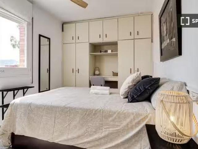 ¡En alquiler! Se alquila habitación en piso de 8 habitaciones.