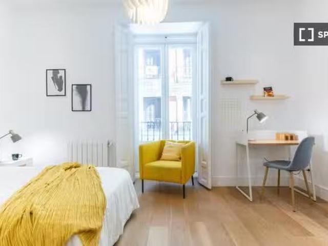 Nuevo Se alquila habitación en piso de 8 habitaciones en Madrid