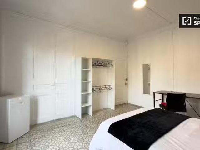Barato Se alquila habitación en piso de 9 habitaciones en Barc.