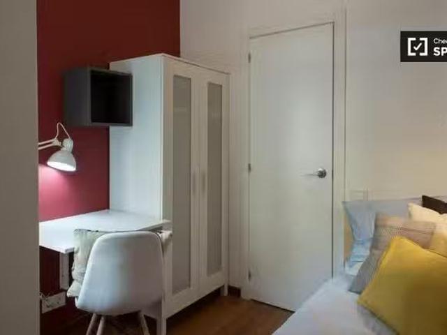 ¡Oferta! Se alquilan habitaciones en el apartamento de 6 dormi.