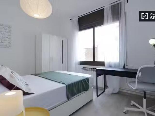 Acogedor Preciosa habitación en el apartamento de 7 dormitorio.