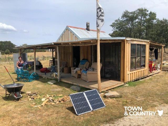 Off Grid Escape Rustic Country Shack, Walk In Walk Out