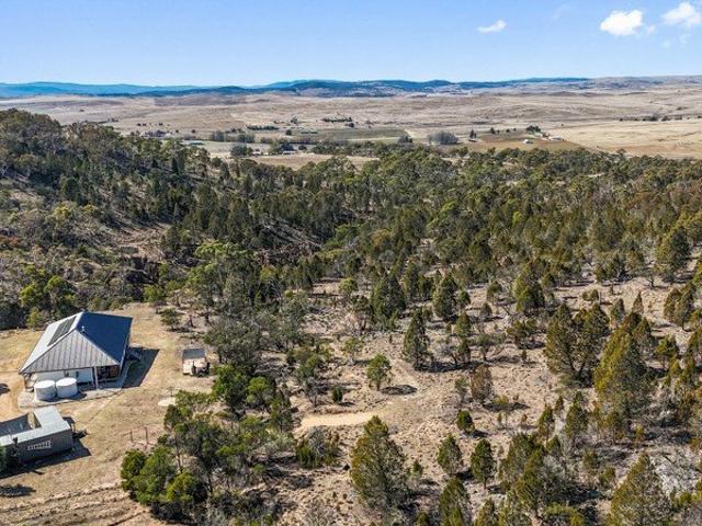 OFF GRID LIVING WITH SPACE, STYLE & NATURAL BEAUTY