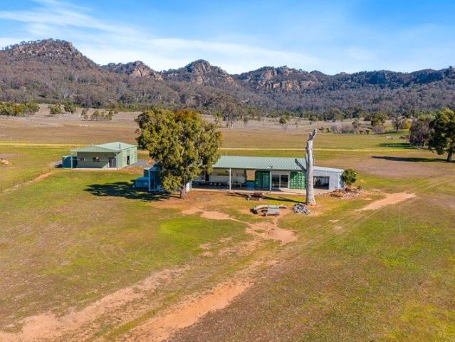OFF GRID RETREAT IN THE BYLONG VALLEY