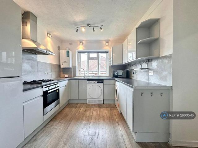 Off East End Road, London, N2 3 bed flat to rent £2,425 pcm £560 pw