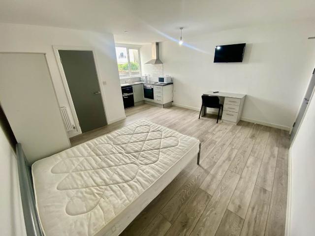Twizzle Lodge, Off Hawthorne Avenue, Uplands, Swansea SA2, Room to rent, £750 pcm | PrimeLocation