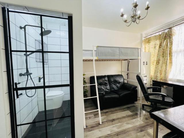 Off Oxford Road, 5min walk to University,Hospital