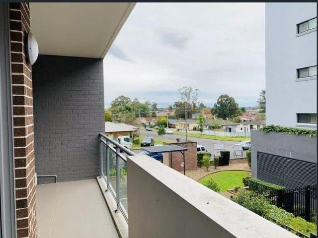 Modern 2 Bed Apartment with Balcony, Rooftop Garden & Prime Location