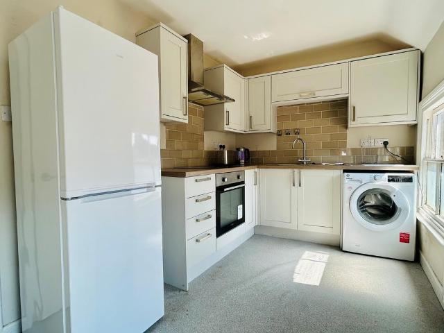 Off St John Street, ASHBOURNE 2 bed flat to rent £750 pcm £173 pw