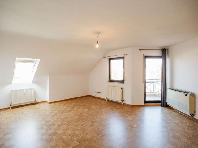 Offen, hell, klimatisiert. Dachgeschosswohnung mit Loggia
