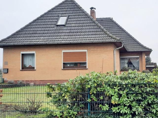 Familienfreundlicher Bungalow mit Wintergarten, Ausbaureserve und schön zugeschnittenem Garten!
