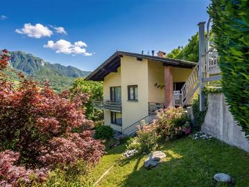 Offener Blick auf Monte Generoso und große Räume zur Verbesserung
