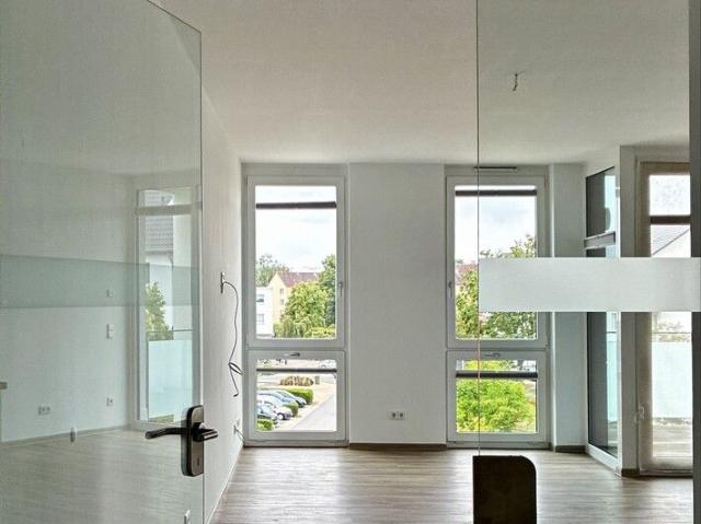 Offener Wohn und Kochbereich: 3‑Zimmer‑Wohnung mit Balkon, Einbauküche und Stellplatz