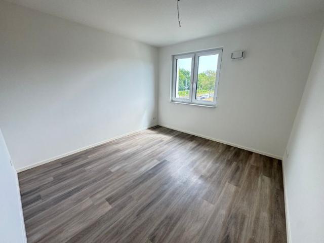 ! Öffentlich gefördert ! Moderne 3 Zimmer Wohnung mit West Balkon, Einbauküche und Fußbodenheizung