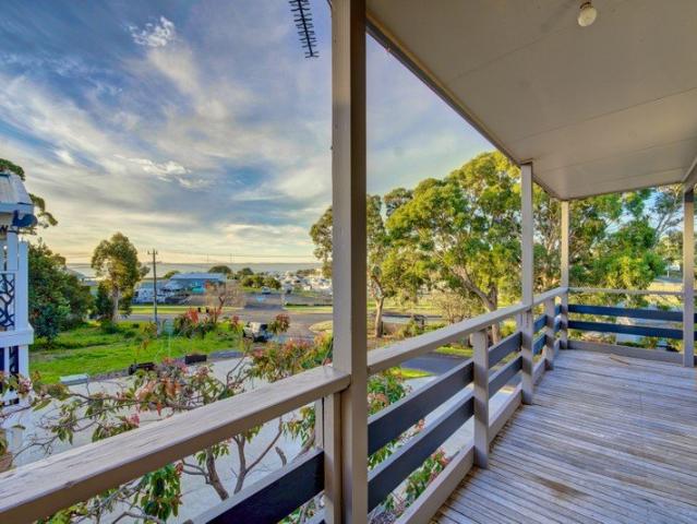 Offering amazing views of lake Victoria and the marina, 100mtrs from the marina hotel and shops all walking distance