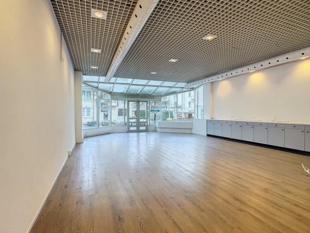 SCHÖNE GEWERBEFLÄCHE IM ERDGESCHOSS VON CA. 90 BIS 150 M² MIT SCHAUFENSTERNE