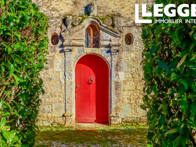 OFFRE ACCEPTEE. Magnifique propriété médiévale avec donjon rénové, grandes dépendances et terrain attenant