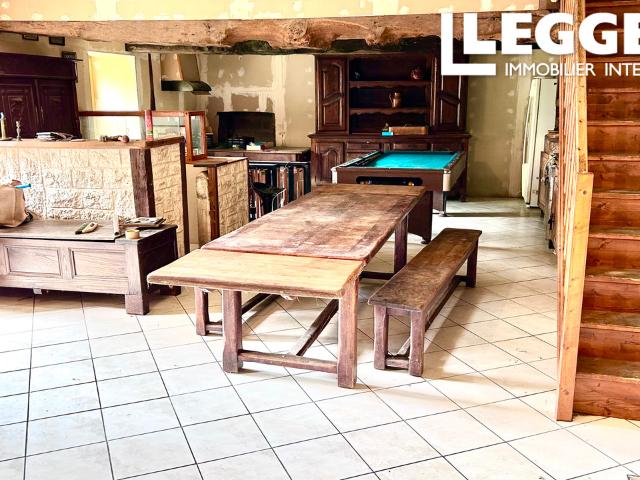 OFFRE ACCEPTÉE | Maison mitoyenne en pierre avec quatre chambres et 2 salles de bain. À RÉNOVER