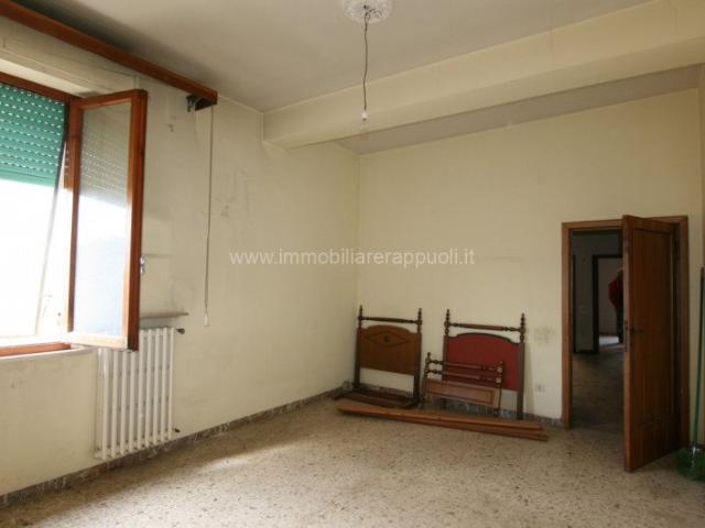 Offriamo in vendita un ampio appartamento di 135 mq, situato. 135m² Rapolano Terme