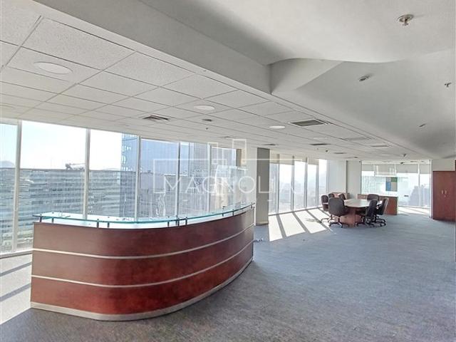 Oficina en Arriendo en A pasos del Metro Manquehue, Futura línea 7 del Metro, excelente conectiviad