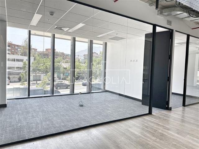 Oficina en Arriendo en Cercano a Las Condes, buena conectividad