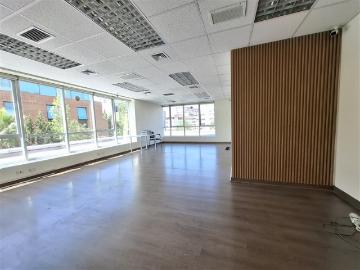 Oficina en Arriendo en 58 m planta libre 2 baños y kitchenette est y bod