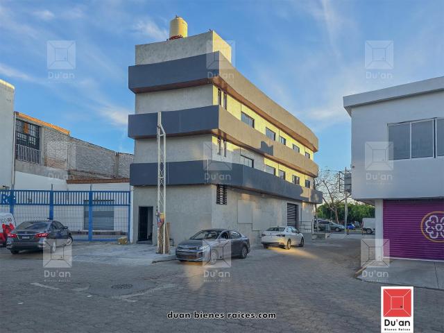Oficina en Renta en esquina a un costado del Blvd. M Escobedo, Col. Jardines de Jerez
