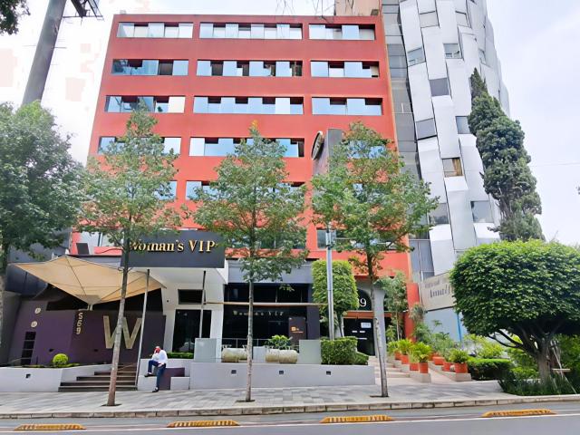 Oficina en Renta sobre Insurgentes Sur: Con 6 Privados, Sala de Juntas y Valet Parking