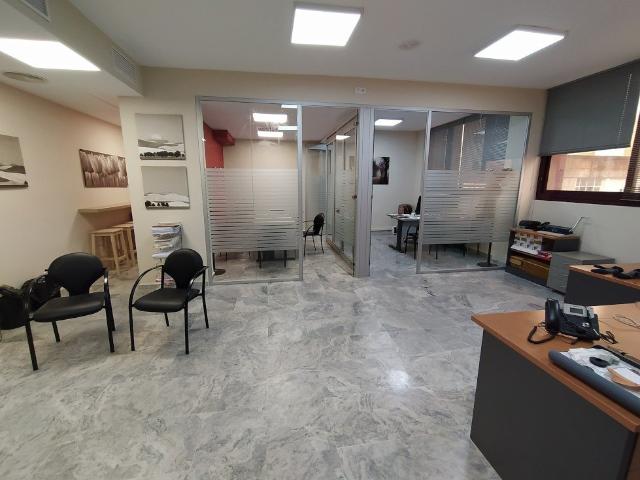 oficina en sevilla zona buhaira huerta del rey
