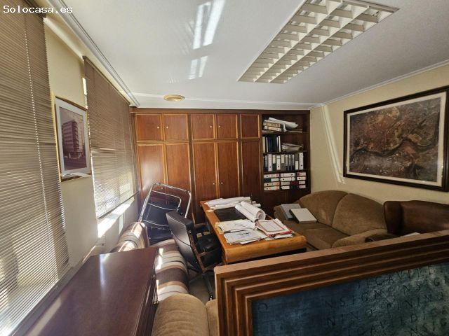 OFICINA EN VENTA EN EL CENTRO DE LA CIUDAD EXTERIOR, CON 4 VENTANAS A LA CALLE