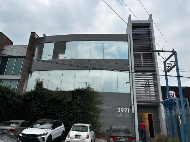 Oficina en venta, zona Valle Oriente, edificio completo