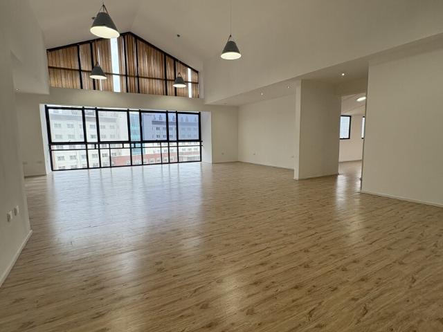 Oficina planta libre 2 ambientes 150 m2 Central