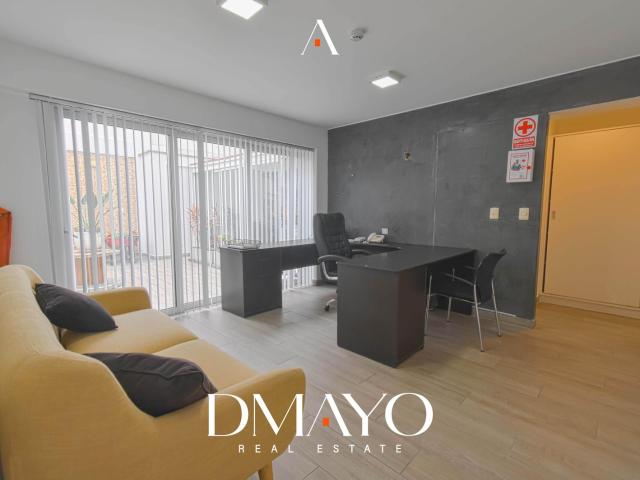 OFICINA/DPTO EN VENTA en 1er piso con INGRESO INDEPENDIENTE, 2 COCHERAS PARALELAS y GRAN terraza