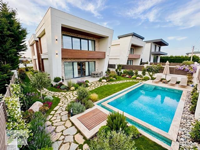 ŞOK FİYAT! ERENKÖY'DE DENİZE 350 METRE MESAFEDE, SATILIK VİLLA