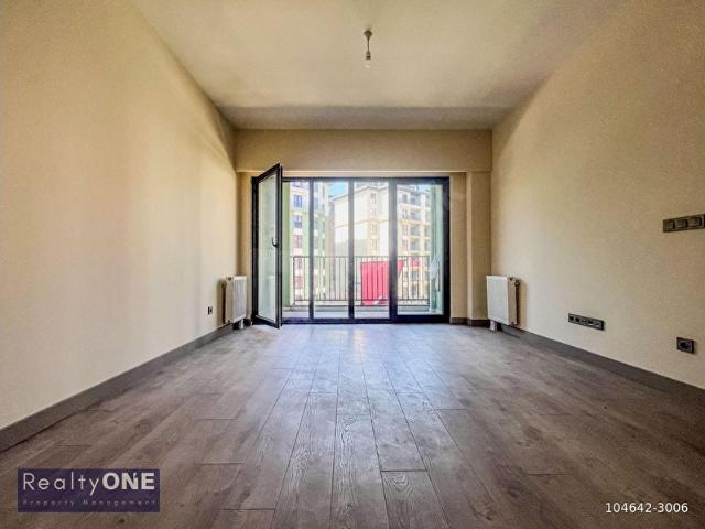 Okmeydanı Konutları 2+1 Satılık Daire Geniş Salon Balkonlu