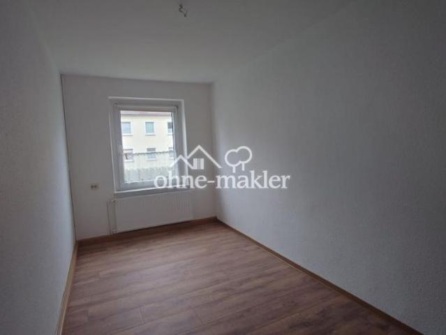 ohne Prov.: 3 Raum Wohnung, große Küche, Bad mit Fenster, Wanne+Dusche, schön saniert+renoviert