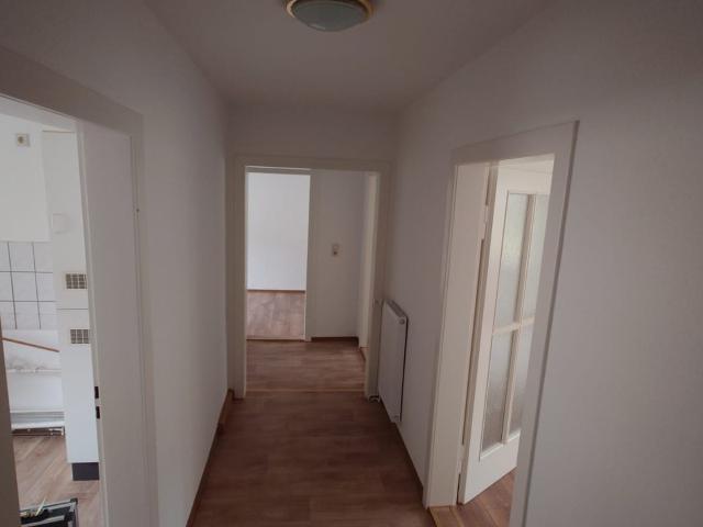 ohne Prov.: 3 Raum Wohnung, große Küche, Bad mit Fenster, Wanne+Dusche, schön saniert+renoviert
