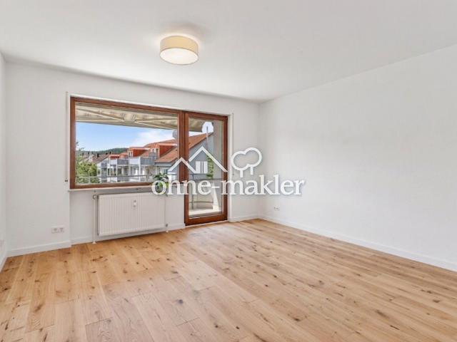 OHNE PROVISION Stilvoll renovierte 3 Zi Wohnung mit Balkon und zwei Stellplätzen zentral gelegen
