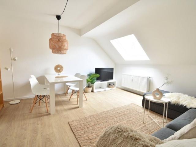 Ohligs, Nähe HBF, Altbau, DG, 63 m², 3 Zimmer, KDB, renoviert, EBK, teilmöbliert möglich