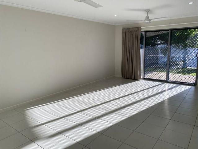 OORALEA SPECTACULAR Modern Unit, Air conditioned throughout
