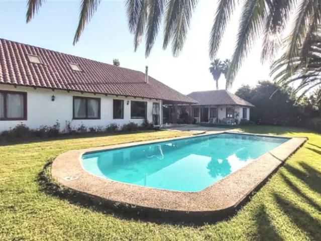 OLMUÉ vende casa en parcela. 6 dormitorios. Céntrica. Agua. 5 dormitorios por 450000. 00 en Olmué