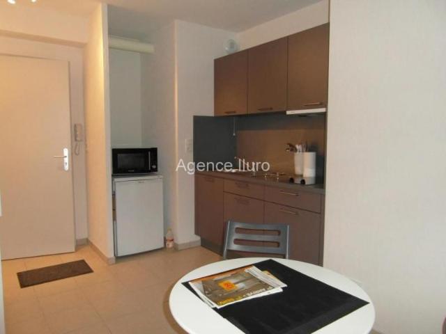 OLORON CENTRE STUDIO MEUBLE DANS RESIDENCE RECENTE