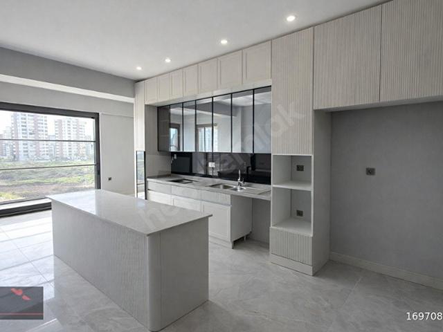 OLA'DAN AYRICALIKLI YAŞAM SUNAN HAVUZLU SİTEDE LÜKS 5+1 DAİRE