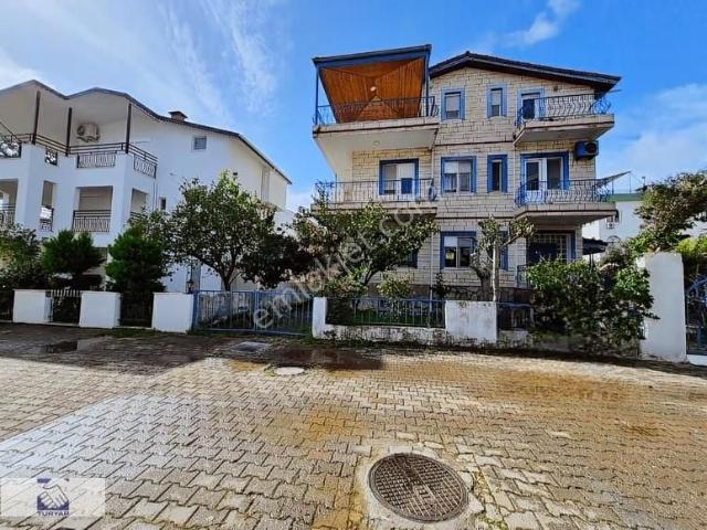 Çolaklı 'da Denize Sıfır Özel Plajlı 4 Katlı Villa